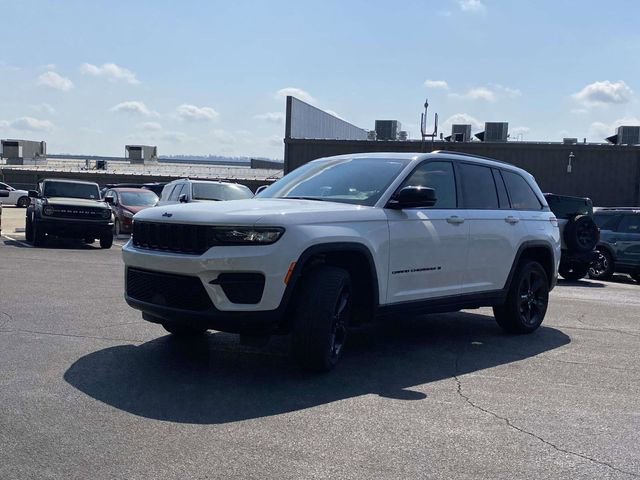 Used 2023 Jeep Grand Cherokee Altitude RWD image 8