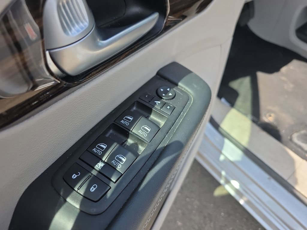 Used 2024 Chrysler Pacifica Limited FWD image 20
