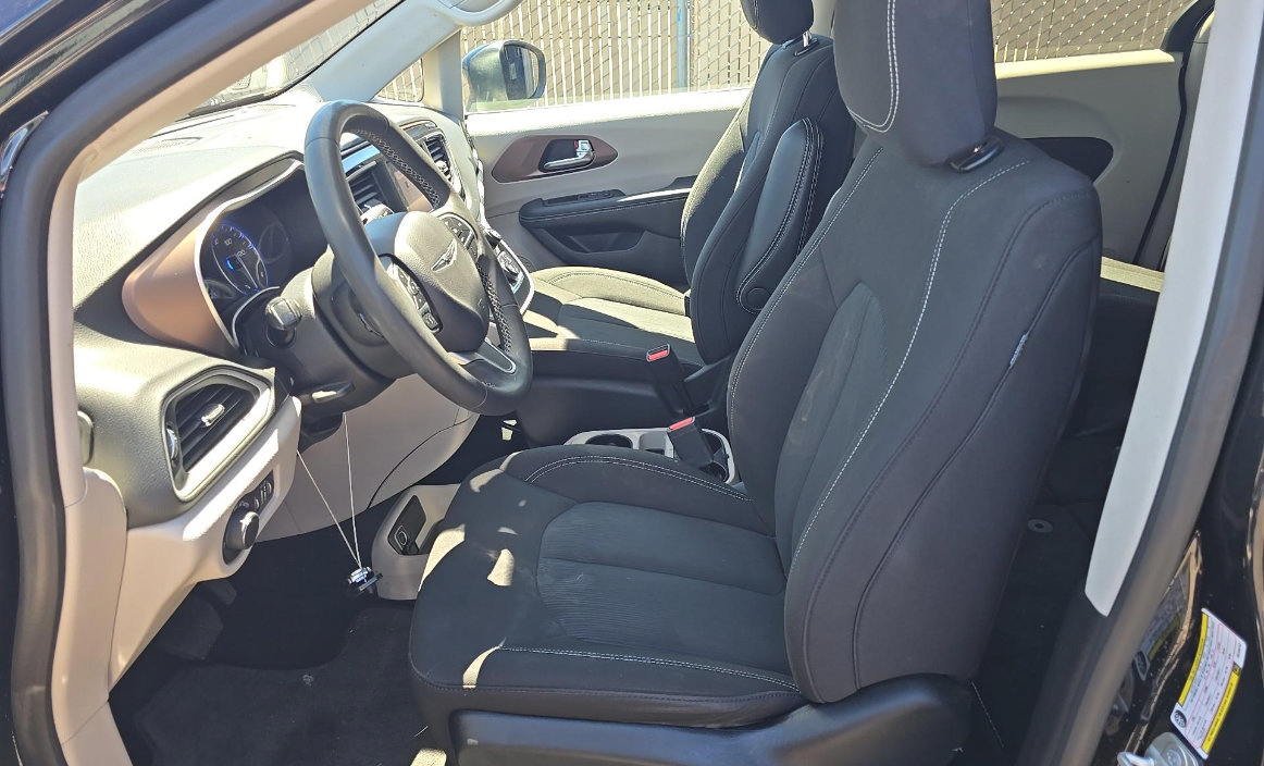 Used 2024 Chrysler Voyager LX FWD image 7