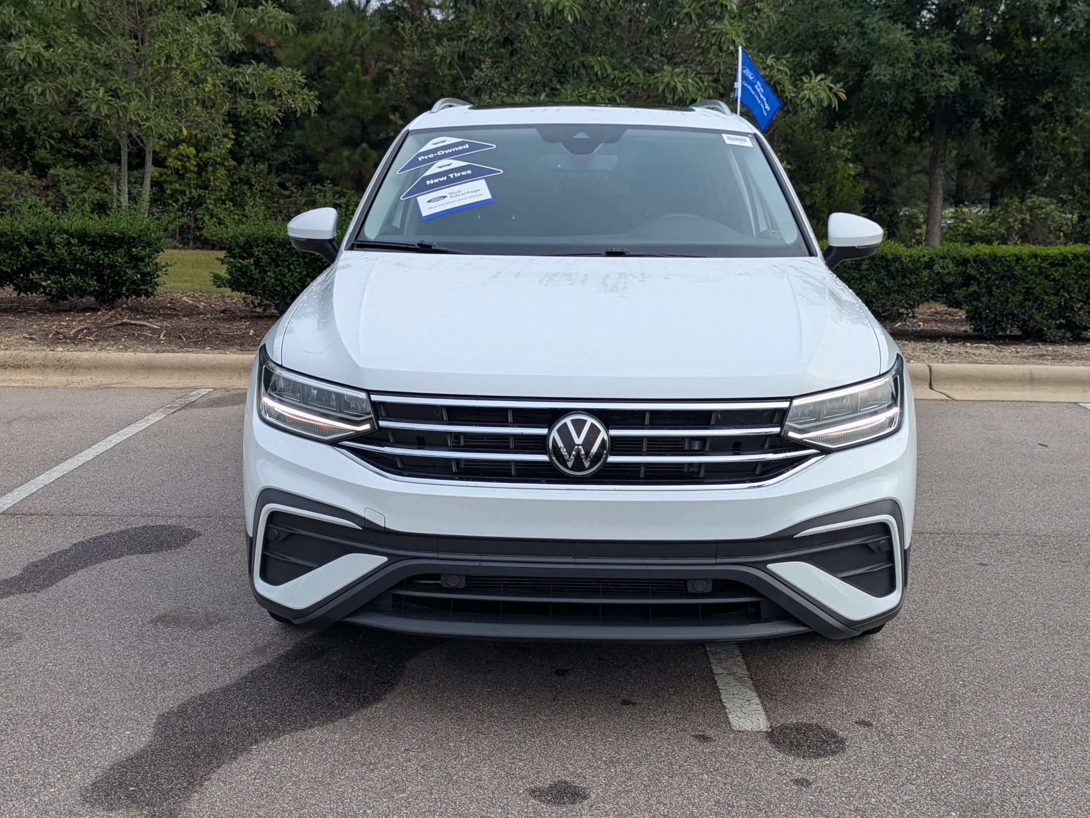 Used 2024 Volkswagen Tiguan SE w/ Panoramic Sunroof Package AWD/4WD image 9