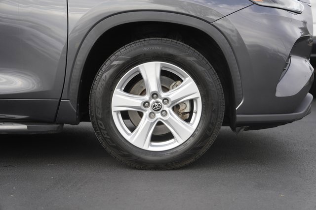 Used 2021 Toyota Highlander LE image 7