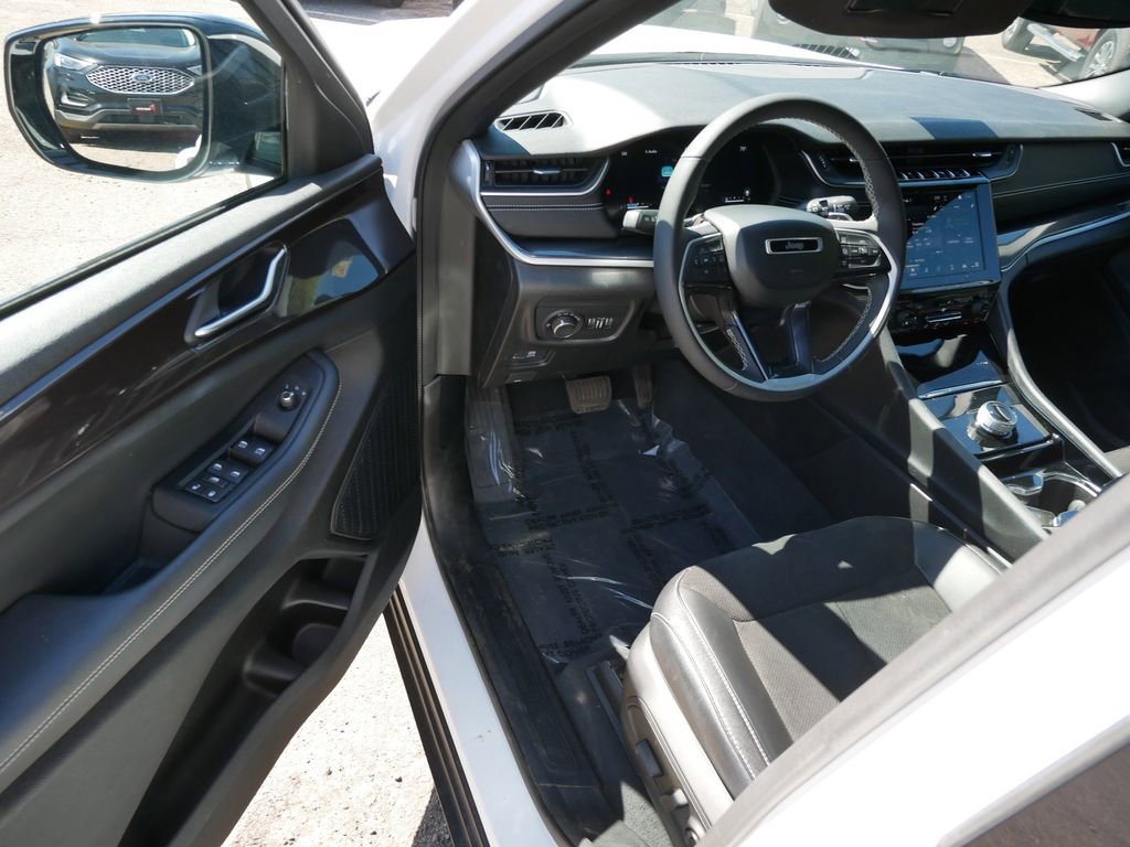 Used 2023 Jeep Grand Cherokee Altitude image 9