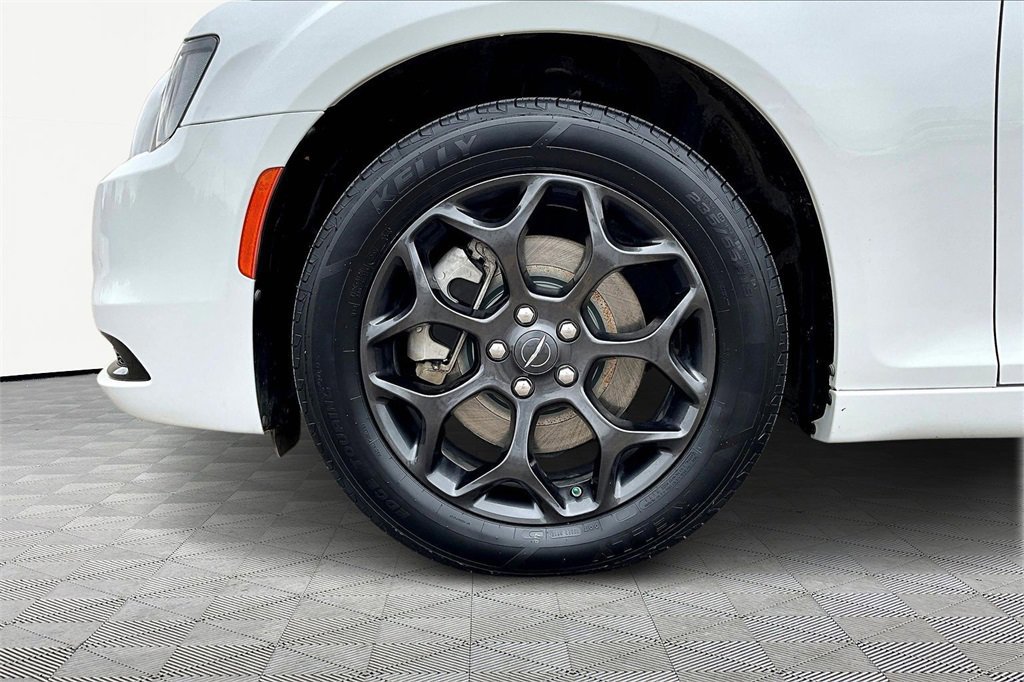 Used 2022 Chrysler 300 Touring w/ Sport Appearance Package image 11