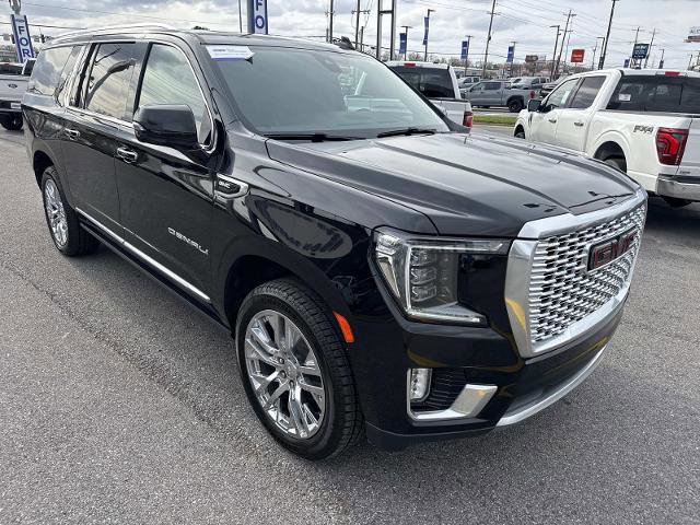 Used 2022 GMC Yukon XL Denali w/ Denali Ultimate Package image 3