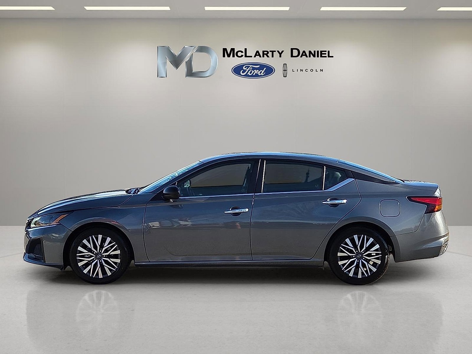Used 2024 Nissan Altima 2.5 SV image 3