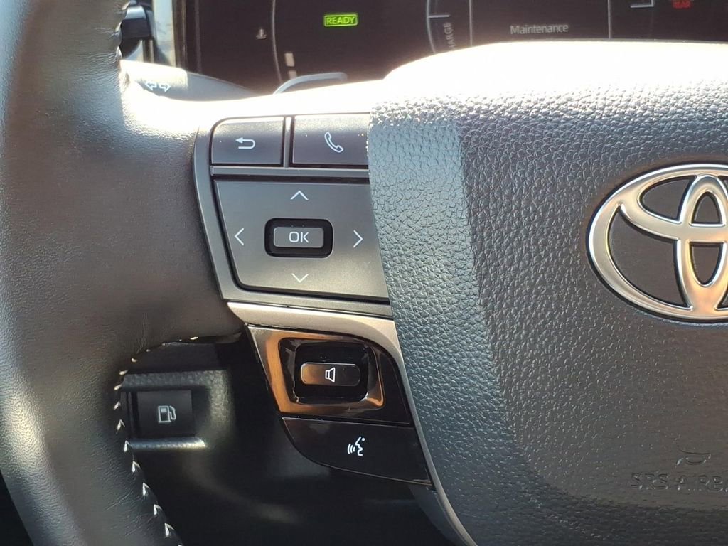 Used 2025 Toyota Camry SE w/ Convenience Package FWD image 15