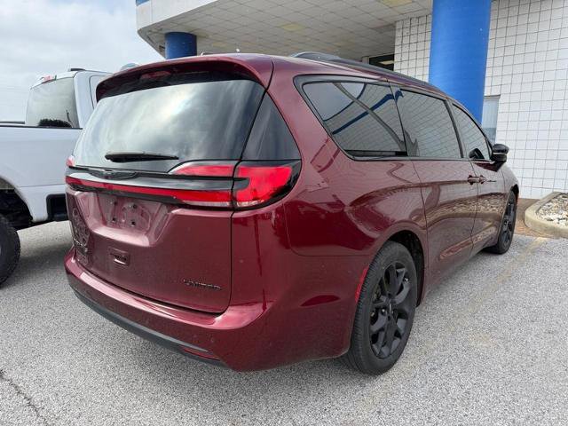 Used 2023 Chrysler Pacifica Limited w/ S Appearance Package image 4