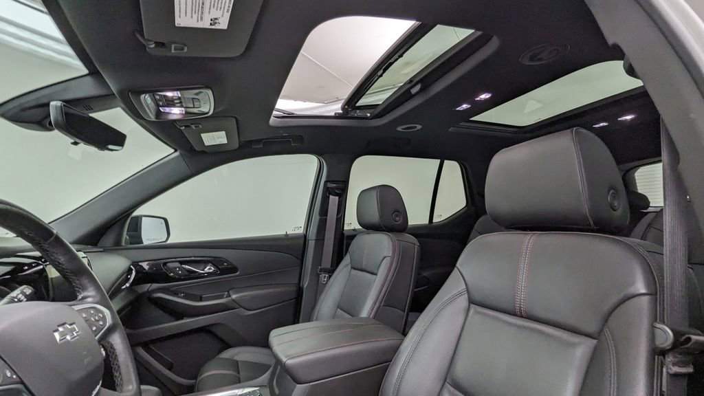 Used 2023 Chevrolet Traverse RS image 3