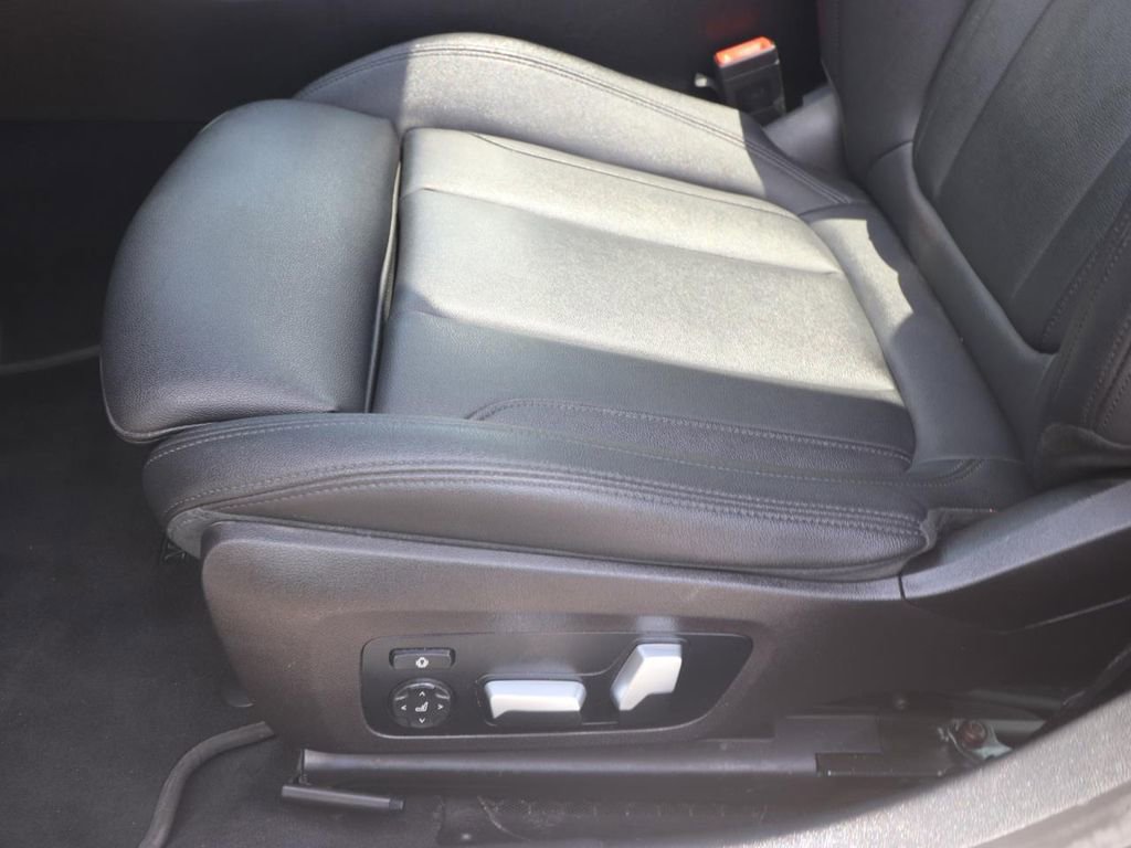 Used 2020 BMW 330i Sedan w/ Convenience Package RWD image 17