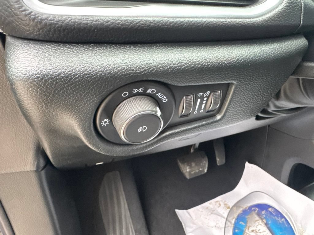 Used 2025 Chrysler Pacifica Limited FWD image 14