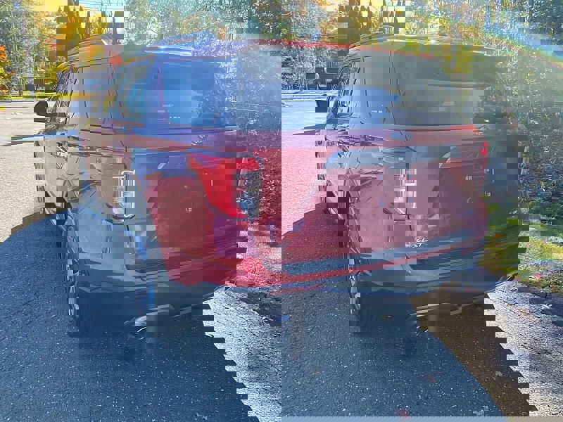 Certified 2022 Ford Explorer XLT w/ Equipment Group 202A image 3