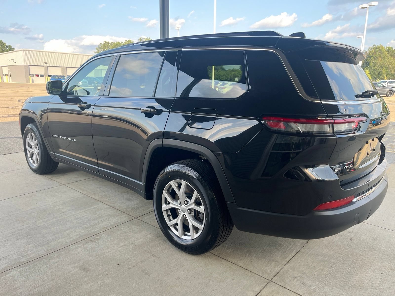 Used 2021 Jeep Grand Cherokee L Limited AWD/4WD image 3