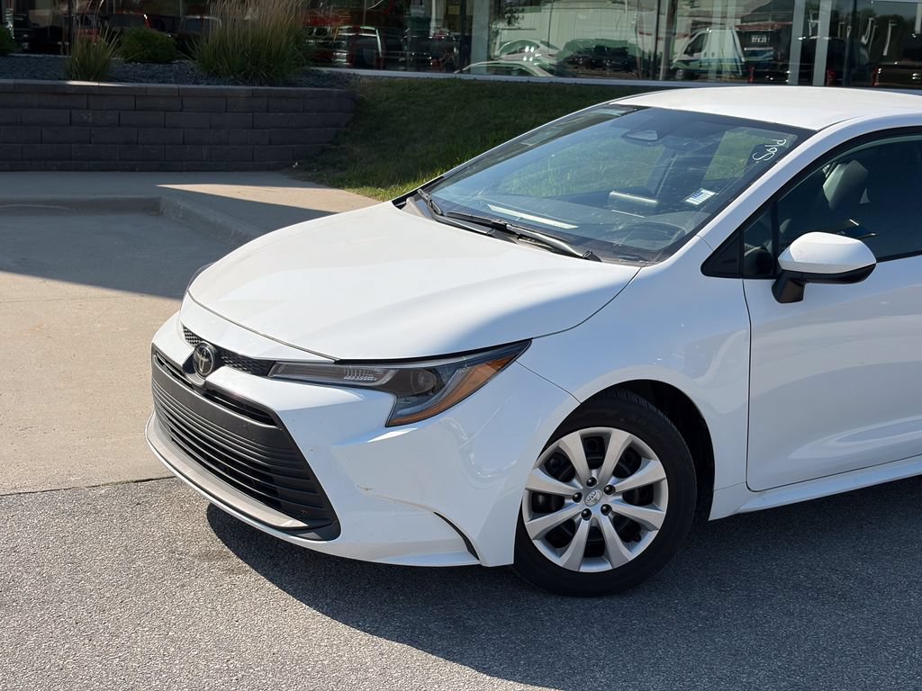 Used 2025 Toyota Corolla LE FWD image 2