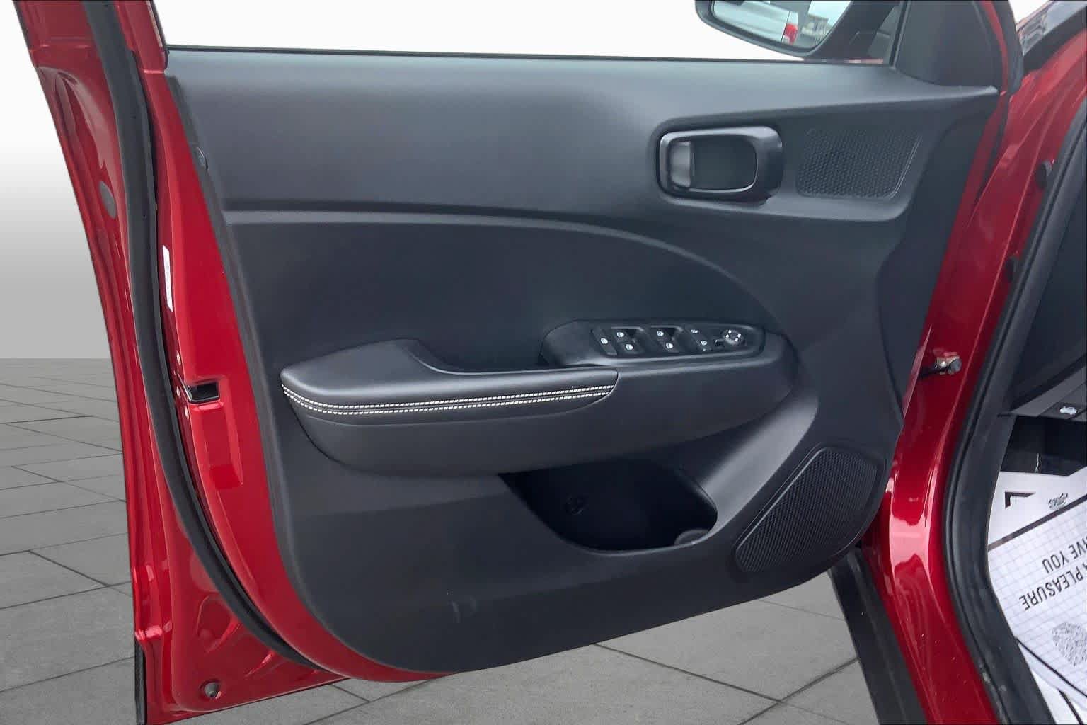 Used 2024 Hyundai Venue Limited FWD image 21