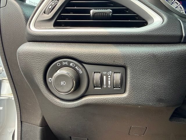 Used 2025 Chrysler Pacifica Select FWD image 18