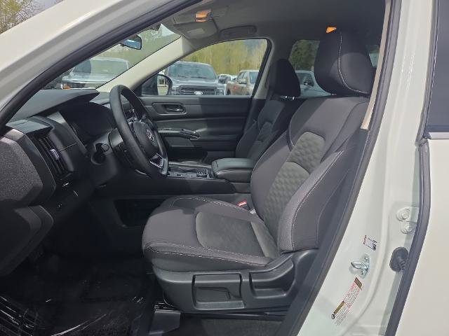 Used 2024 Nissan Pathfinder S AWD/4WD image 17