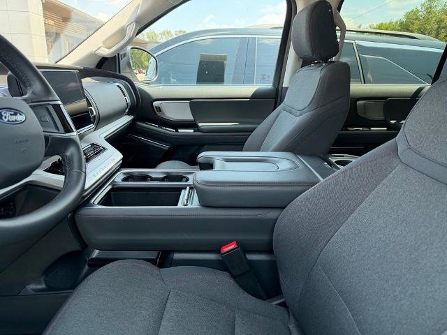 Certified 2025 Ford Expedition Active RWD image 3
