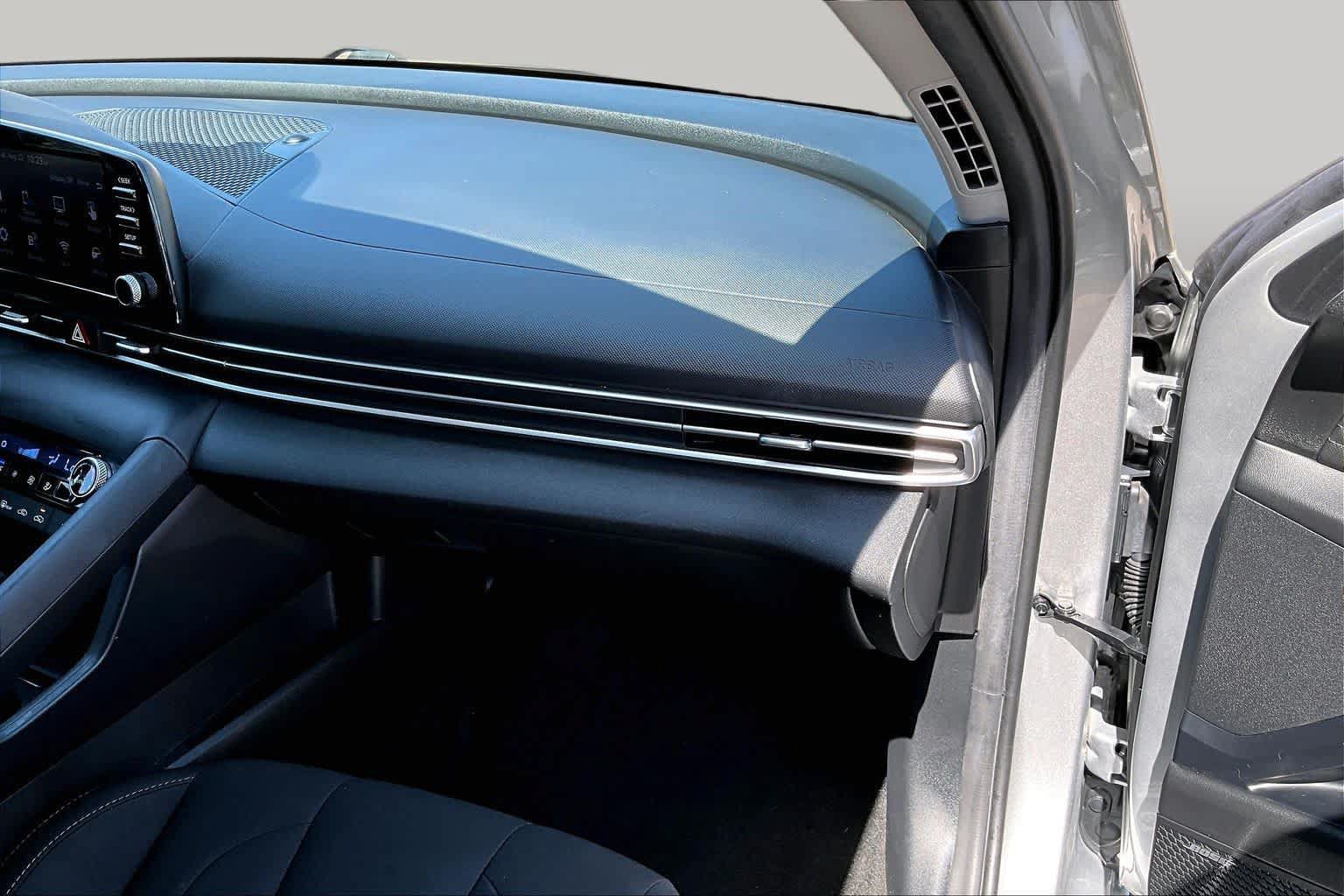 Used 2022 Hyundai Elantra SEL w/ Convenience + Premium Package FWD image 19