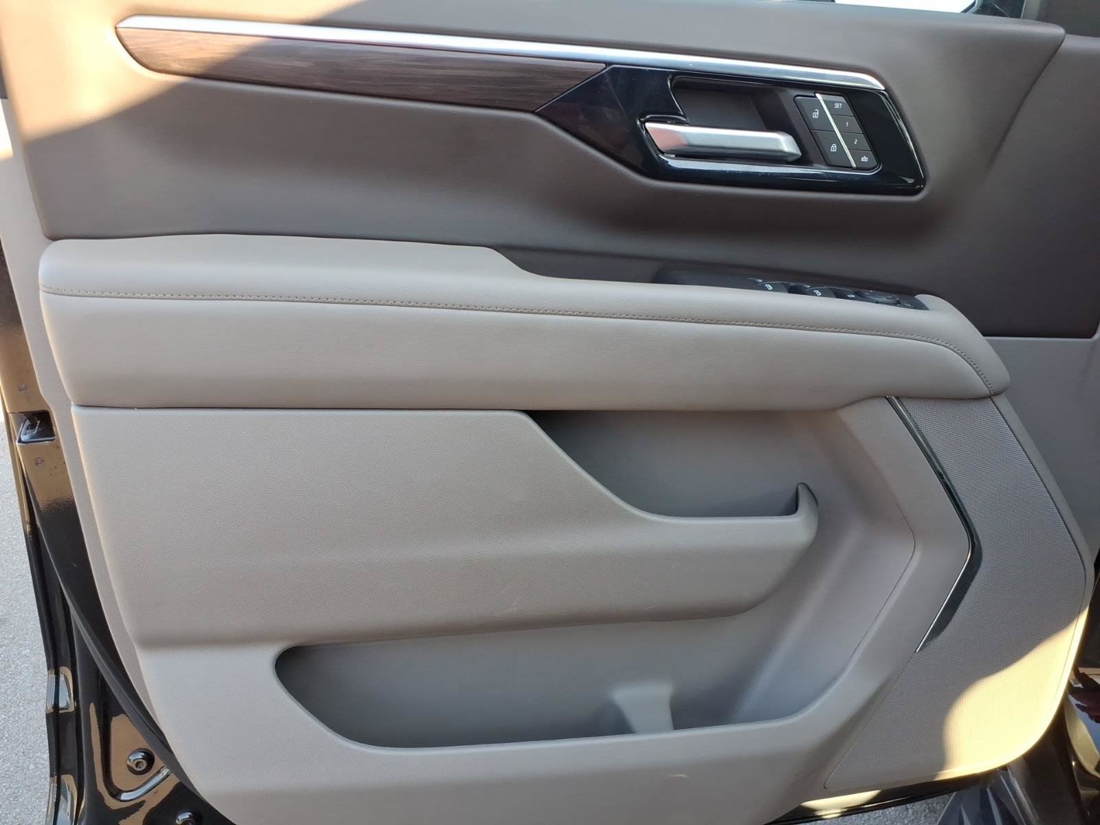 Used 2025 Chevrolet Tahoe LT AWD/4WD image 12