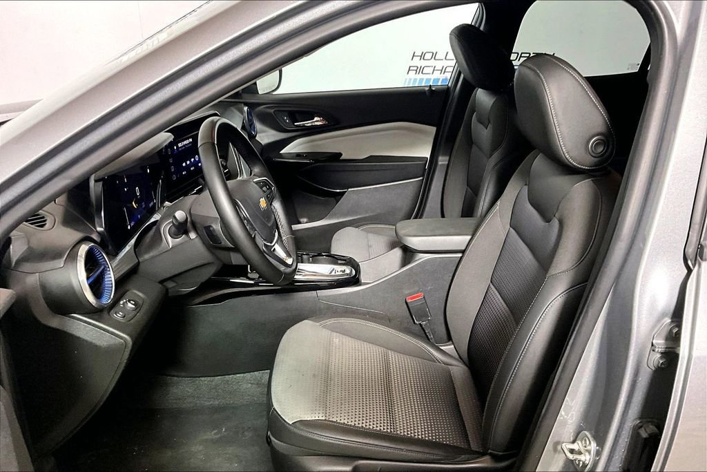 Used 2025 Chevrolet Trax LT w/ LT Convenience Package FWD image 20