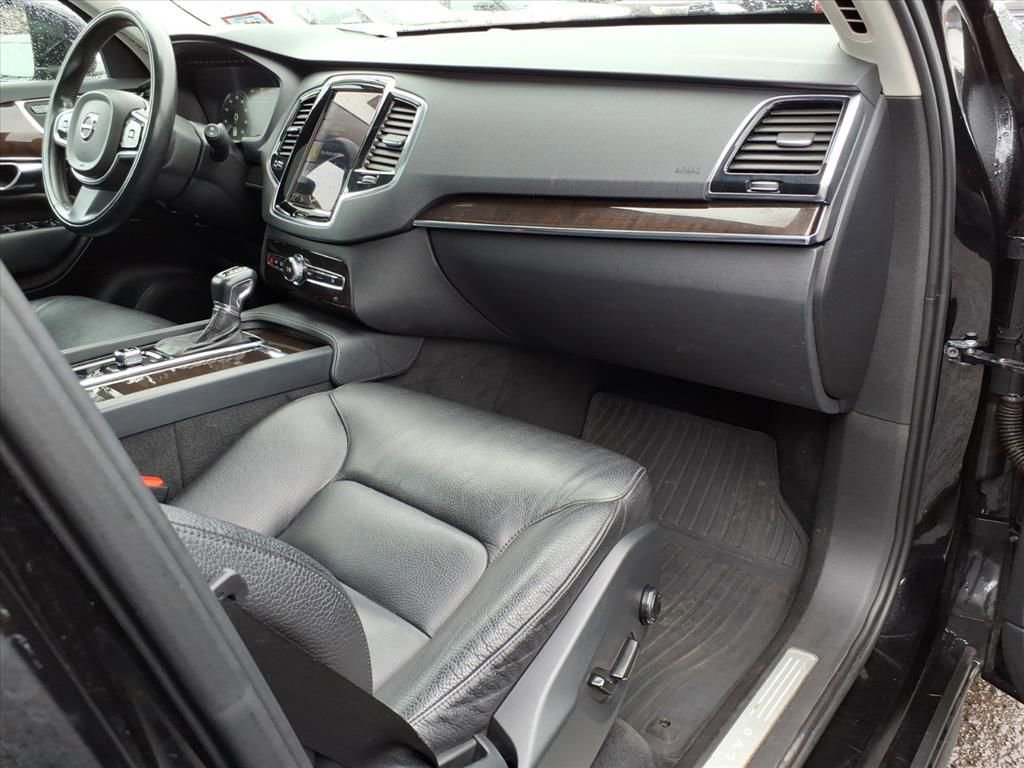 Used 2017 Volvo XC90 T6 Momentum w/ Vision Package image 10