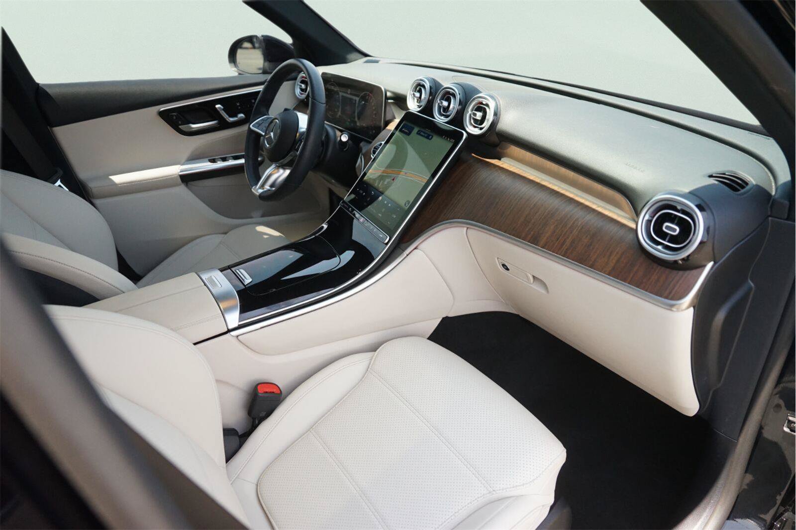 Used 2025 Mercedes-Benz GLC 350e 4MATIC image 18