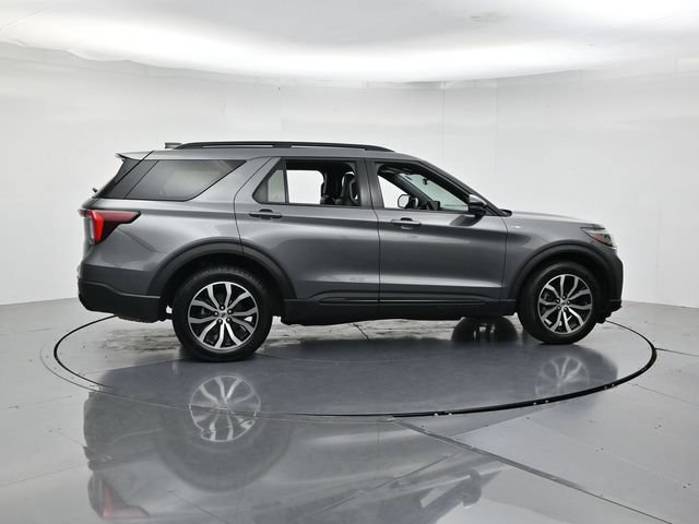 Certified 2025 Ford Explorer ST-Line AWD/4WD image 2