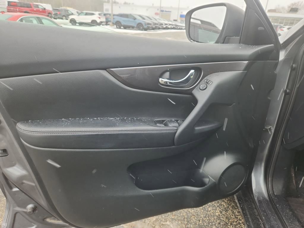 Used 2019 Nissan Rogue SV image 10