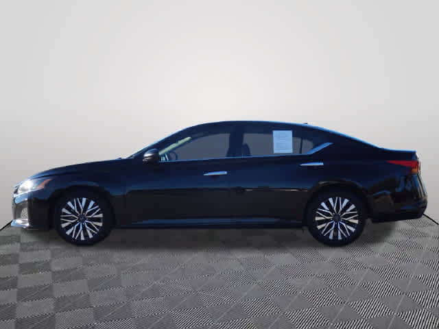 Used 2024 Nissan Altima 2.5 SV FWD image 2