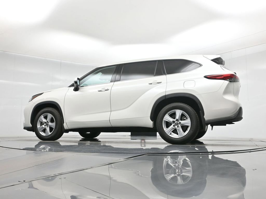 Used 2021 Toyota Highlander LE image 25