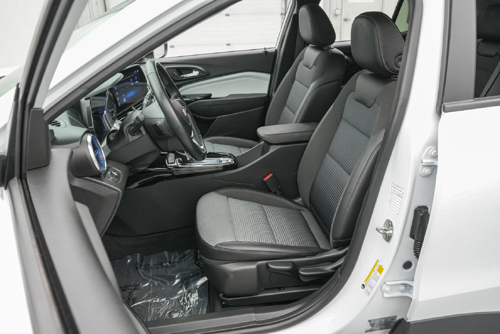 Used 2025 Chevrolet Trax LT w/ LT Convenience Package FWD image 11