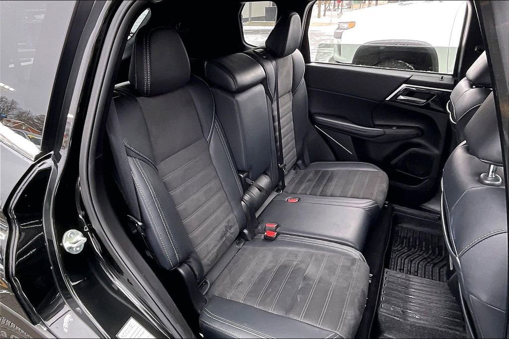 Used 2024 Mitsubishi Outlander SE image 24