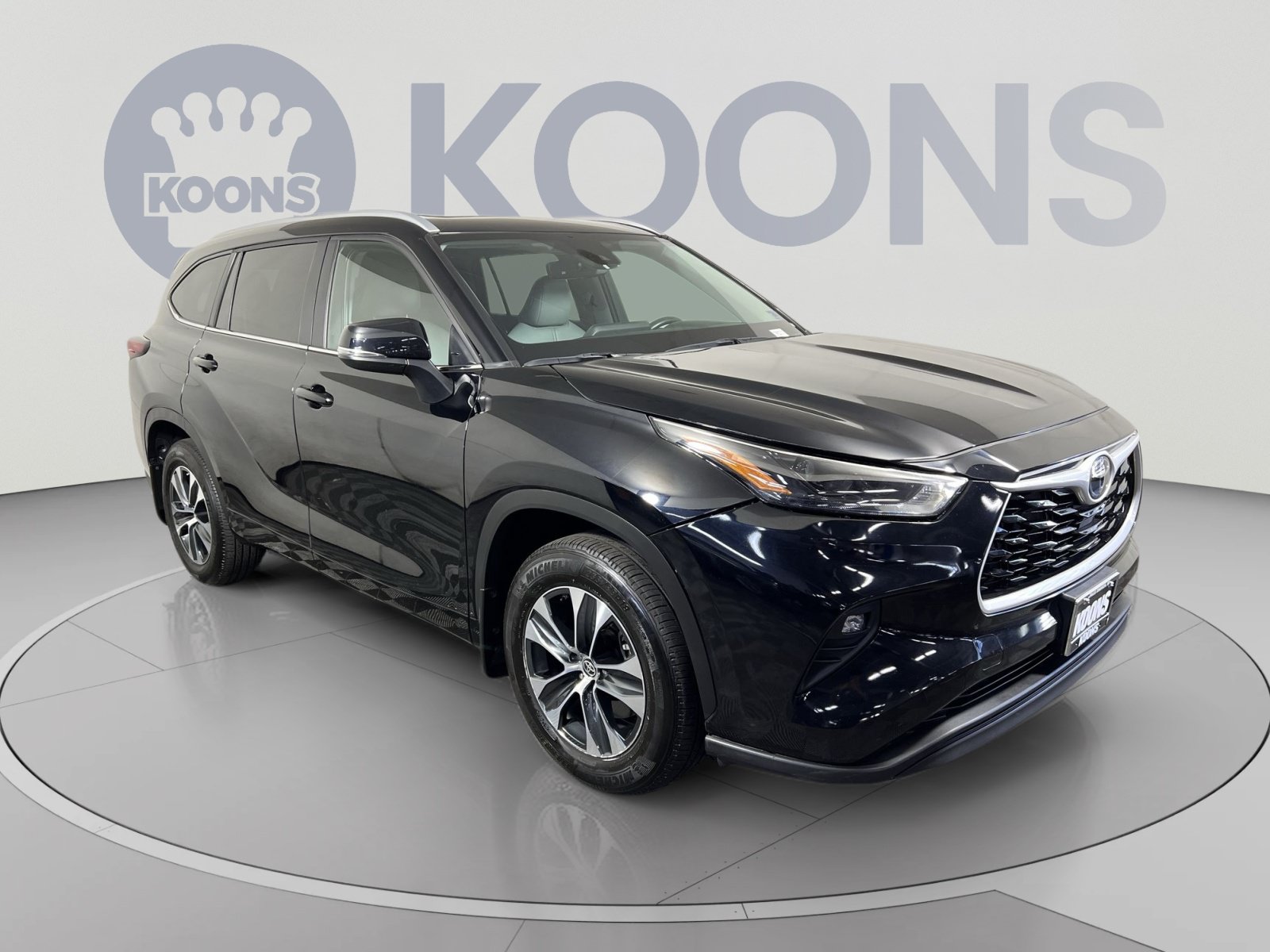 Used 2024 Toyota Highlander XLE AWD/4WD image 2