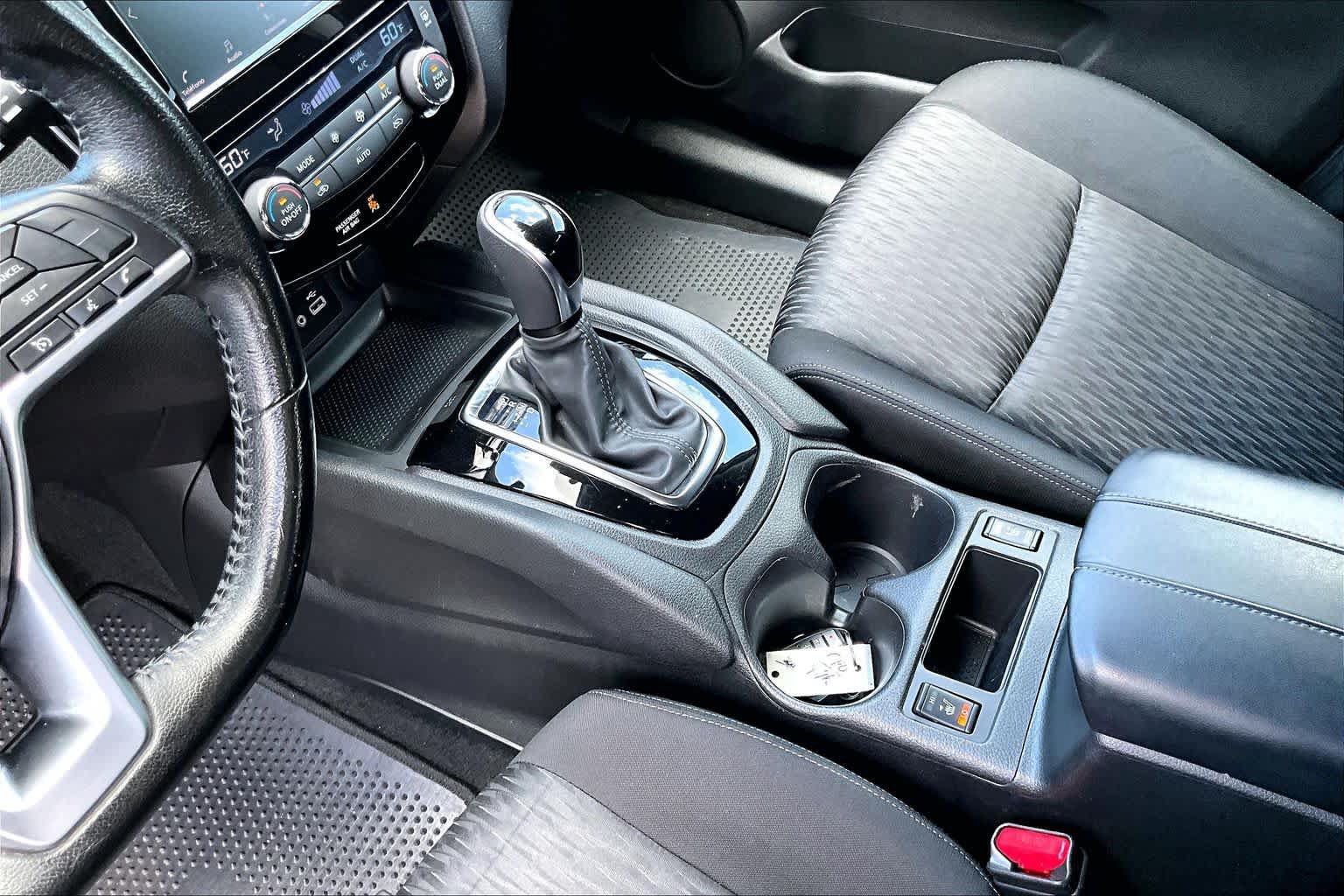 Used 2020 Nissan Rogue SV FWD image 17