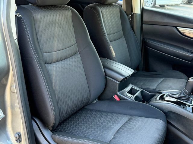 Used 2017 Nissan Rogue SV w/ SV Premium Package AWD/4WD image 34