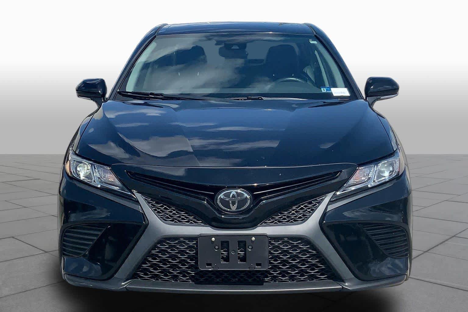 Used 2019 Toyota Camry SE w/ Convenience Package FWD image 4