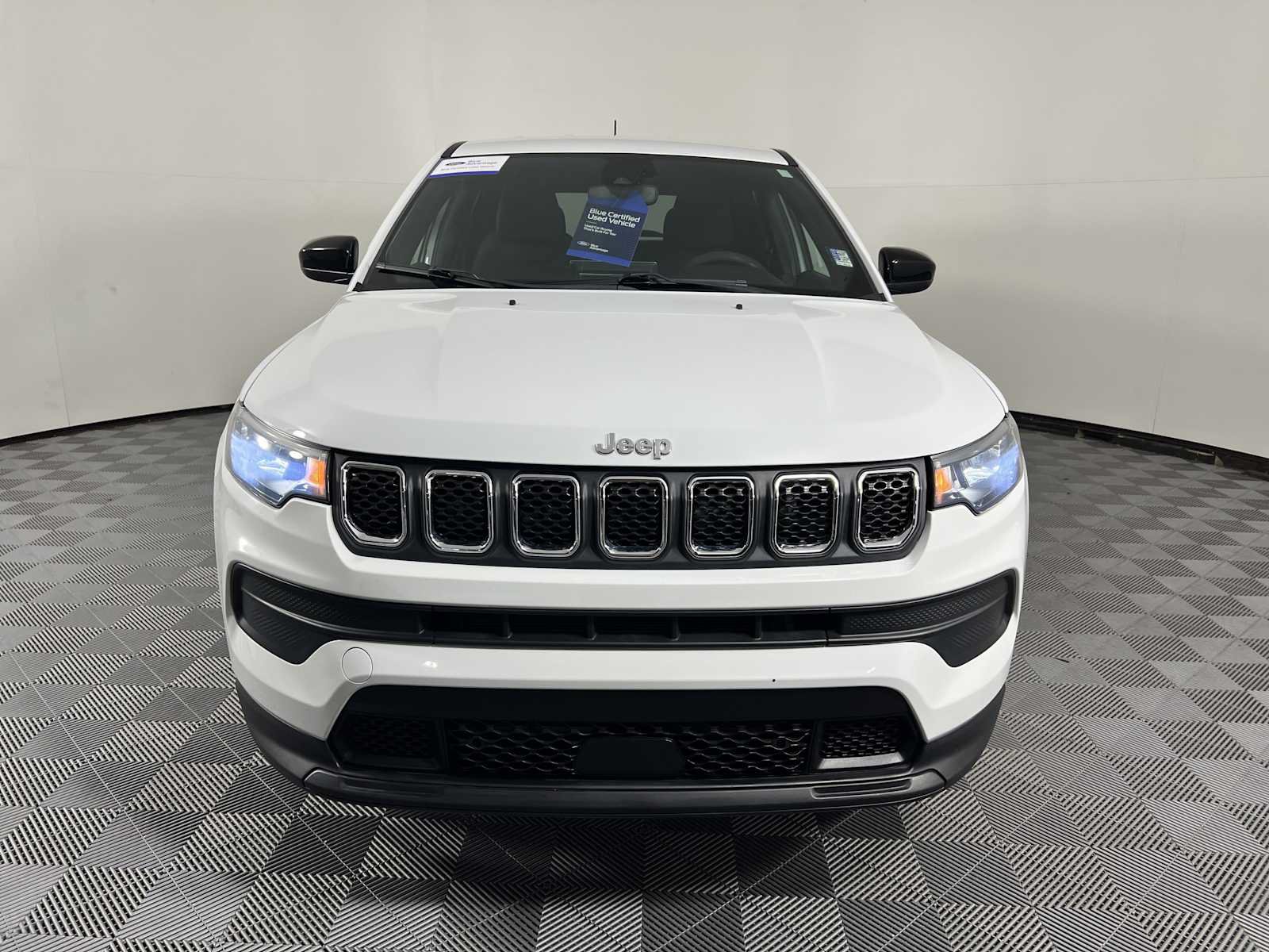 Used 2023 Jeep Compass Sport AWD/4WD image 3