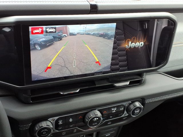 Used 2024 Jeep Wrangler Unlimited Sahara w/ Technology Group AWD/4WD image 9