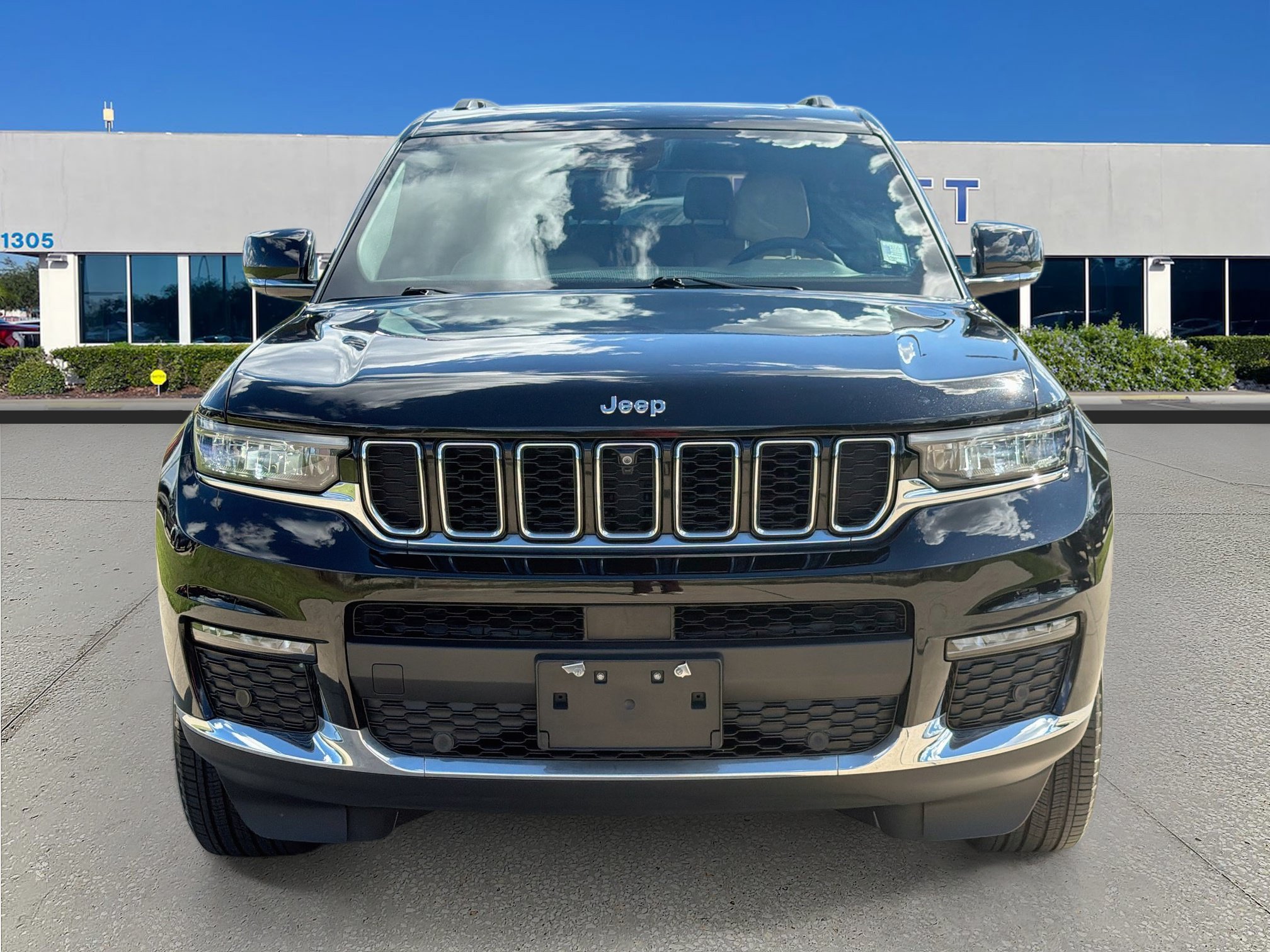 Used 2023 Jeep Grand Cherokee L Limited w/ Luxury Tech Group II AWD/4WD image 2