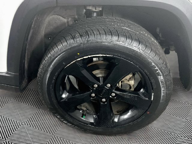 Used 2023 Jeep Grand Cherokee Limited w/ Black Appearance Package AWD/4WD image 35