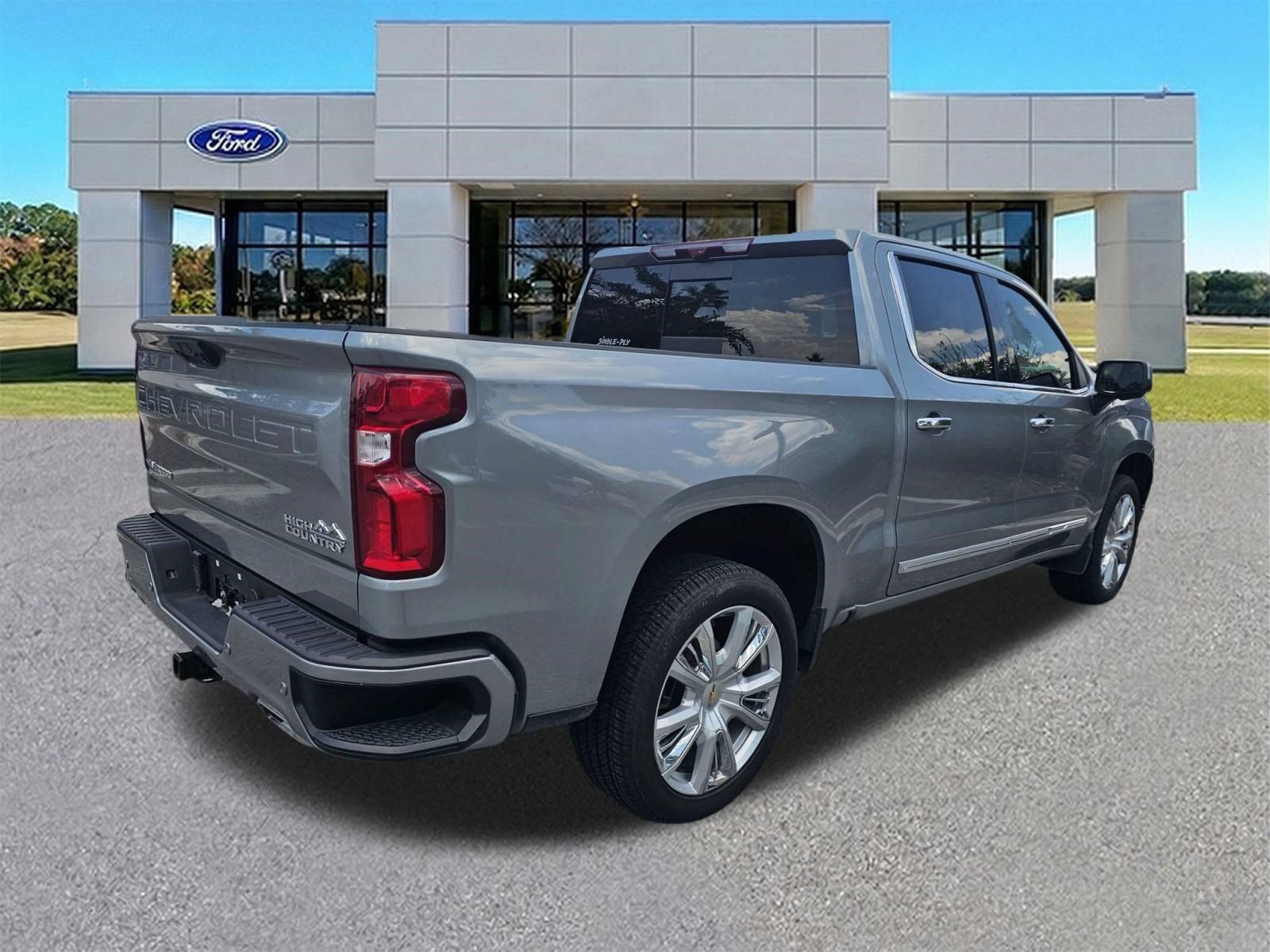 Used 2024 Chevrolet Silverado 1500 High Country w/ Technology Package AWD/4WD image 4