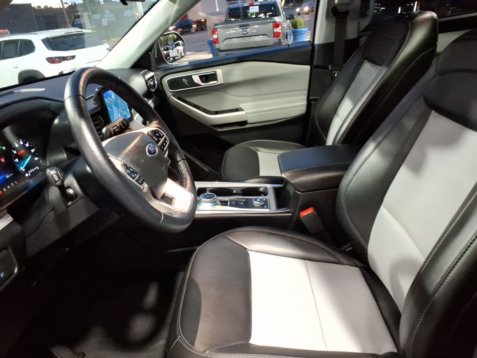 Certified 2022 Ford Explorer XLT w/ Equipment Group 202A AWD/4WD image 11