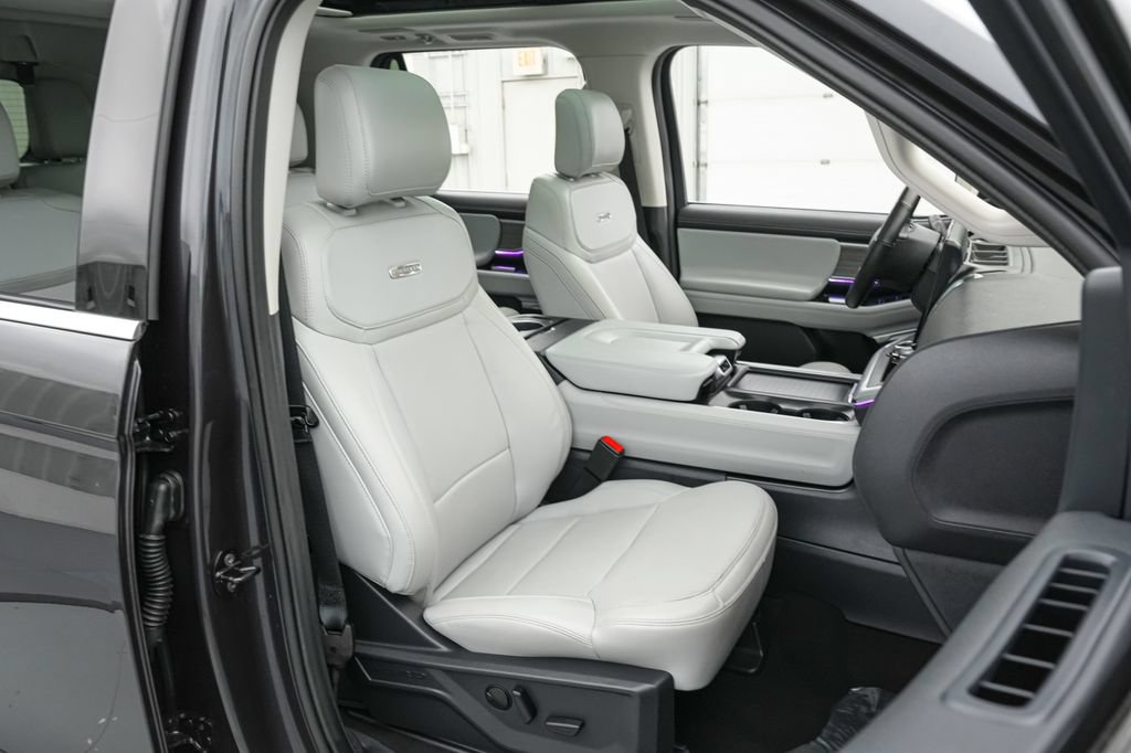 Certified 2025 Ford Expedition Platinum w/ Driver's Package AWD/4WD image 28