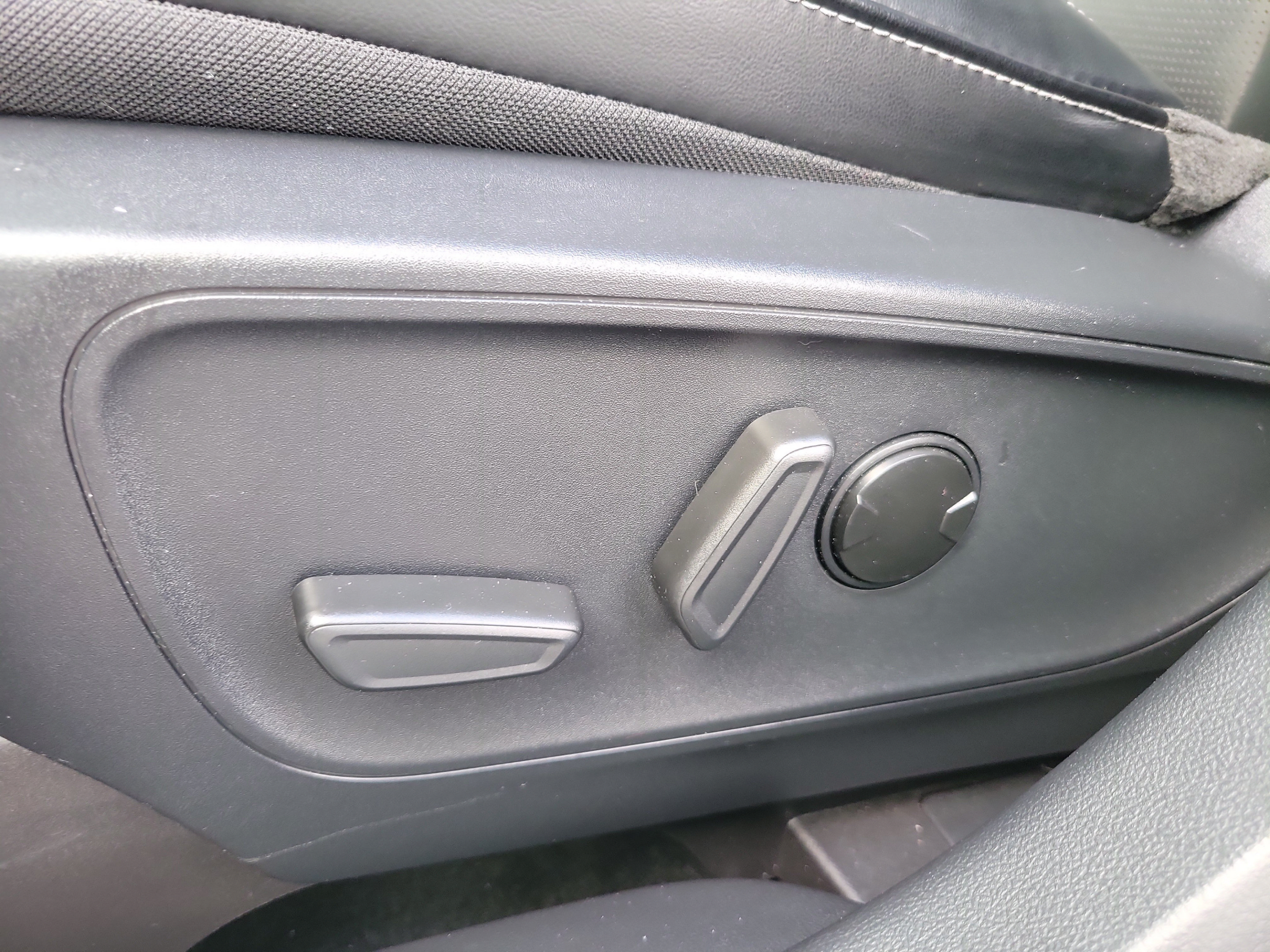 Certified 2025 Ford Escape Platinum AWD/4WD image 17