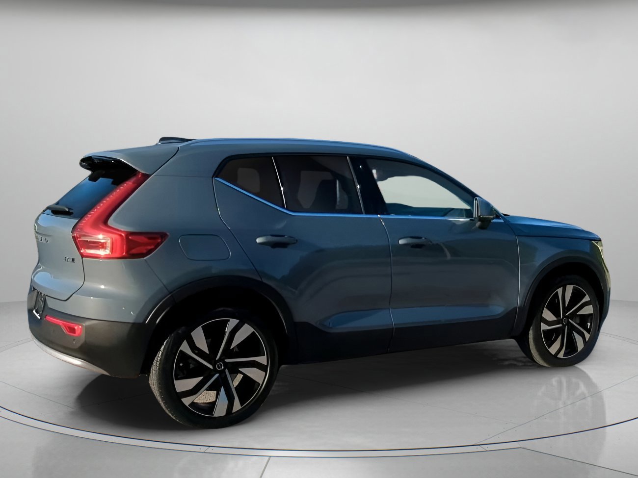 Used 2023 Volvo XC40 B5 Plus w/ Protection Package Premier image 25