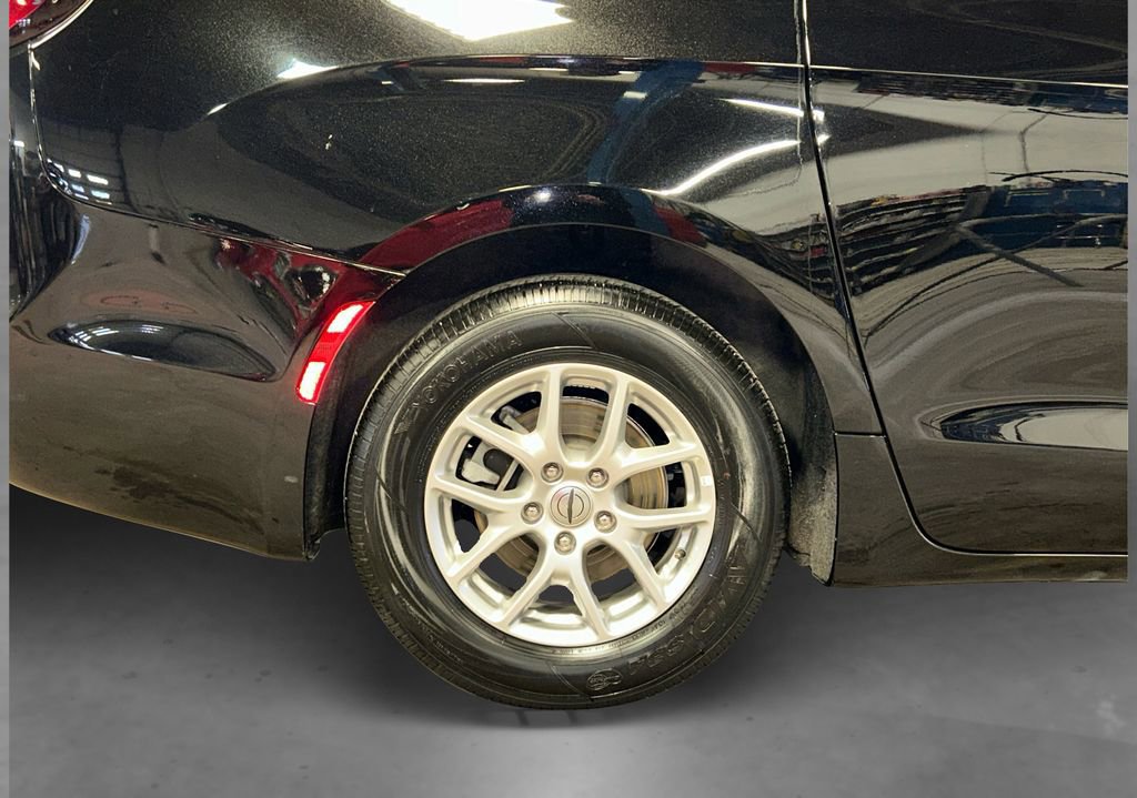 Used 2025 Chrysler Pacifica Select image 18