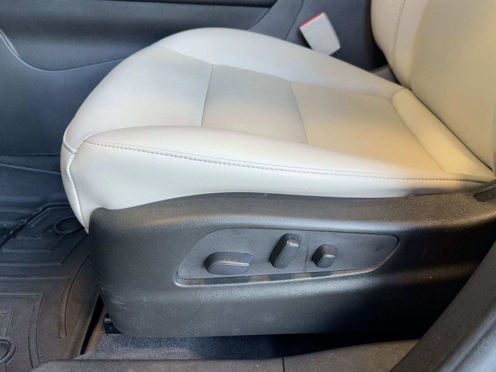 Used 2021 Cadillac XT4 Luxury w/ Cold Weather Package image 13