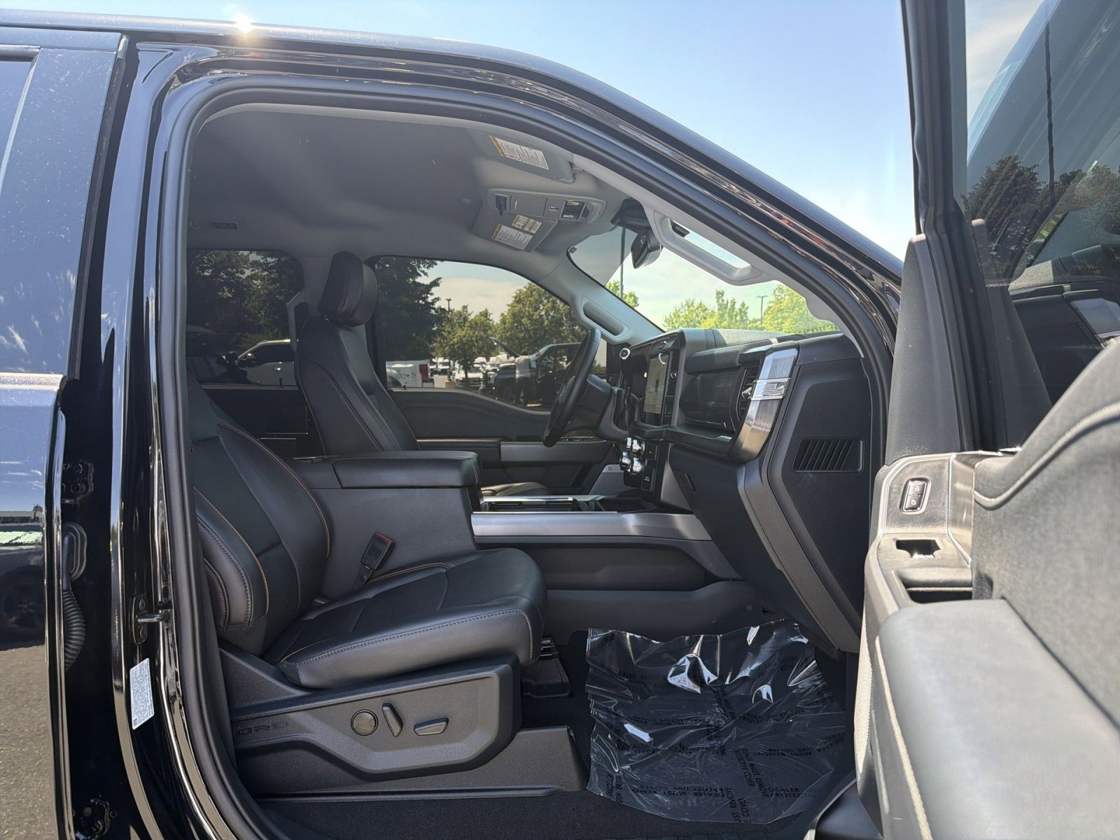Certified 2025 Ford F250 Lariat w/ Black Appearance Package AWD/4WD image 28