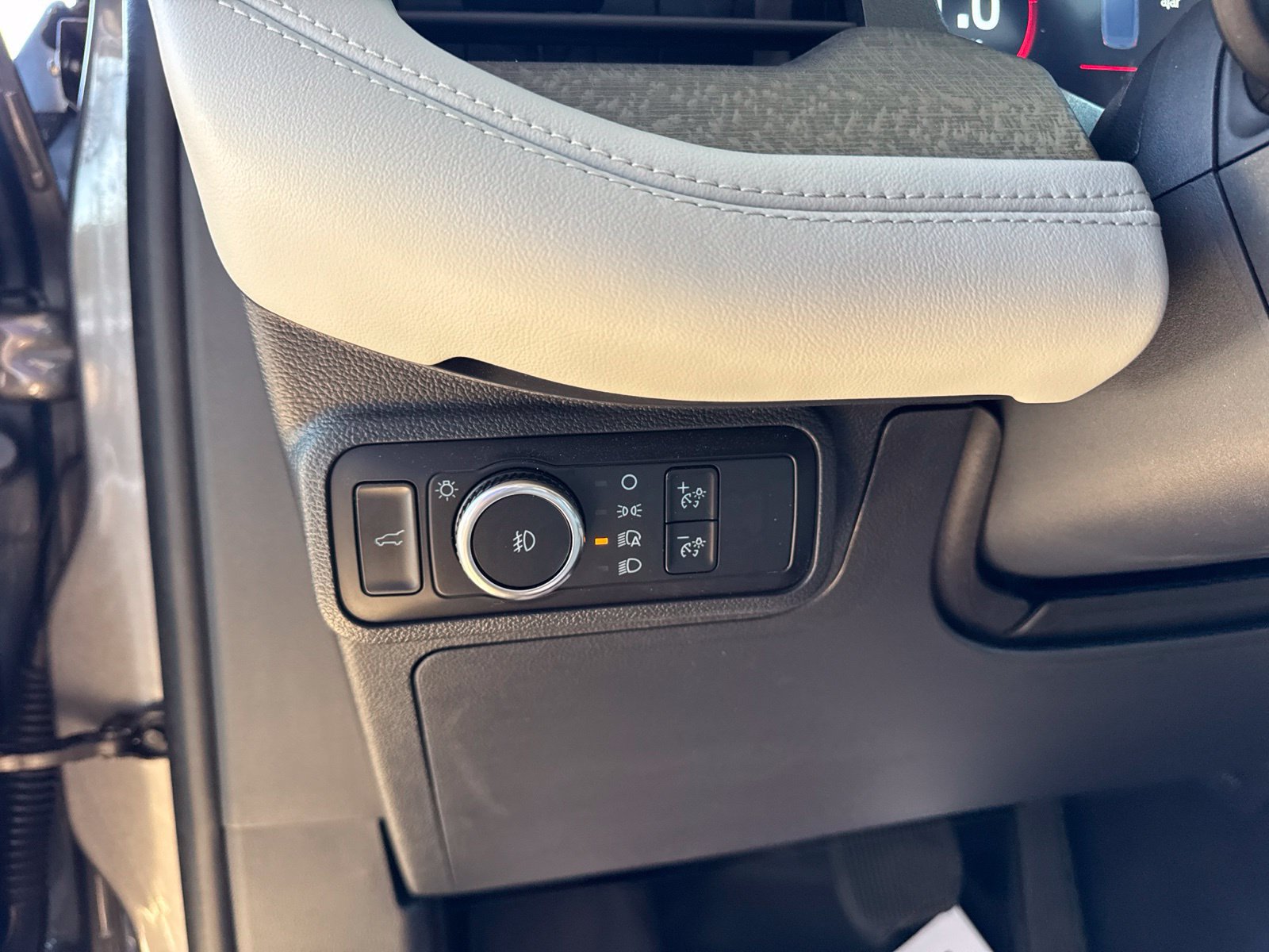 Certified 2025 Ford Explorer Platinum w/ Ultimate Package AWD/4WD image 30