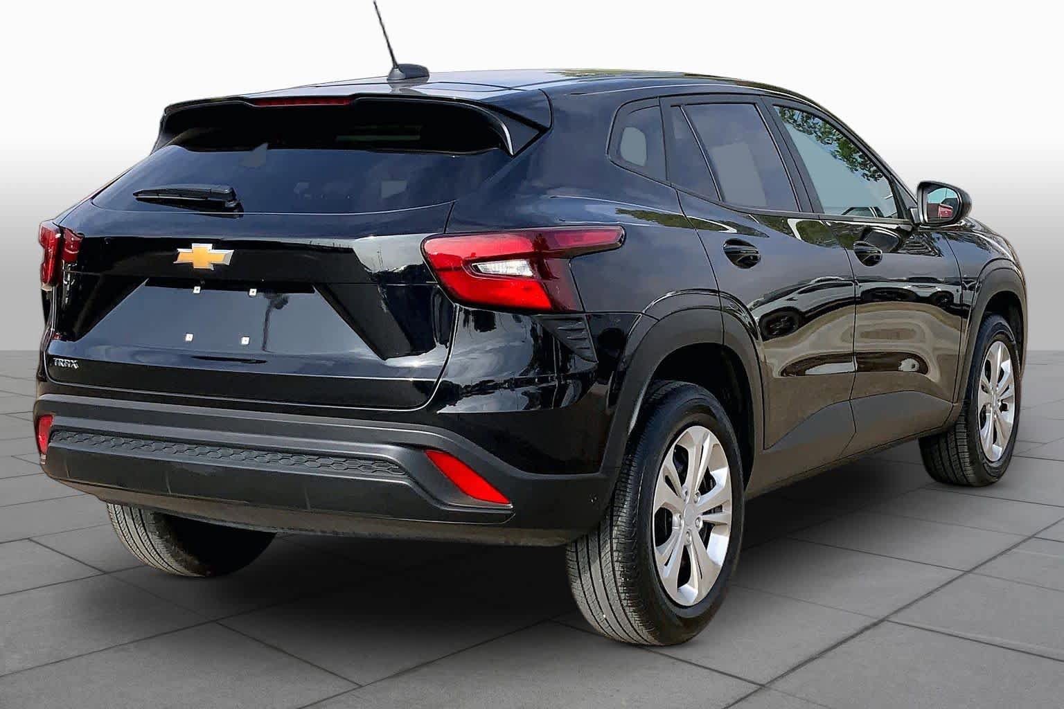 Used 2025 Chevrolet Trax LS FWD image 13